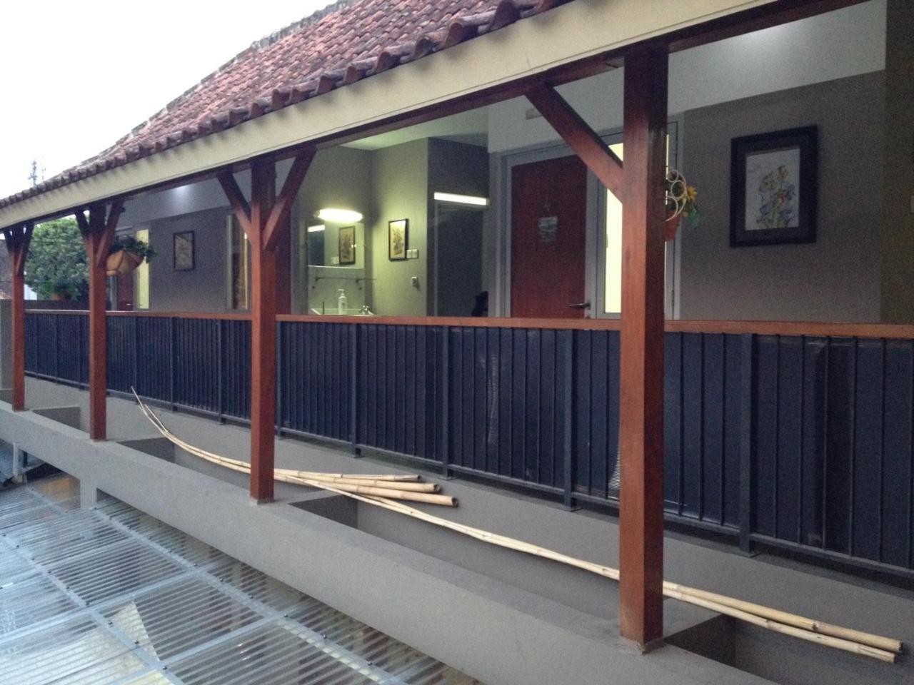 De Riau Guesthouse Bandung Exterior photo